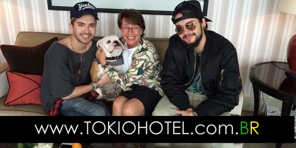 Nova Foto: Bill e Tom Kaulitz no aeroporto de Frankfurt (14.10.10)