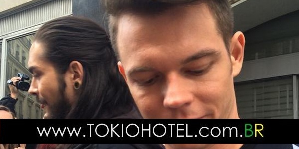 Novas fotos: Tokio Hotel autografando fãs em Paris, França (09.10.14)