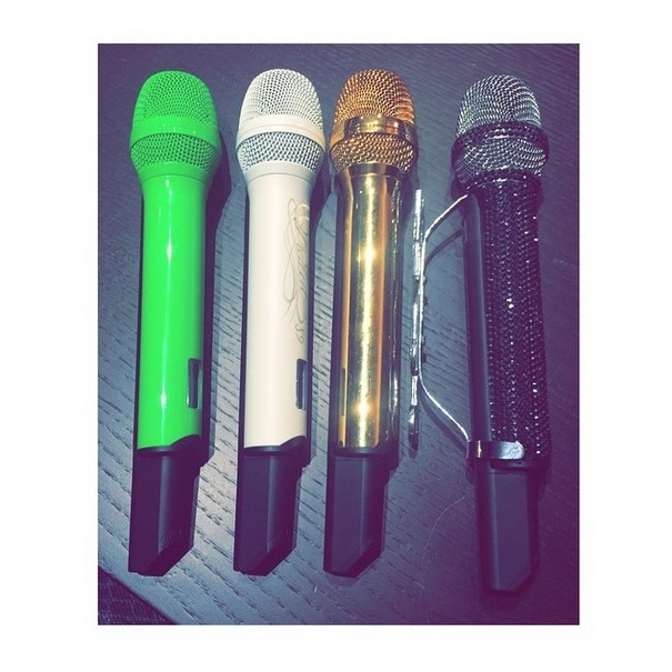 Instagram Bill Kaulitz: Meu novo microfone de neon chegou hoje (21.02.15)