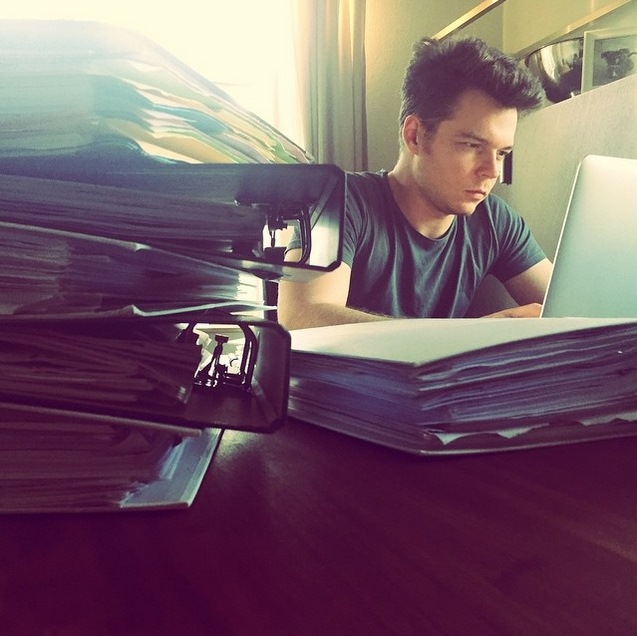 Instagram Georg Listing: Preso no escritório nas últimas 2 semanas… (30.06.15)