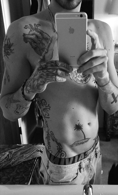 Instagram Bill Kaulitz: Hora de uma nova tatuagem (11.07.15)