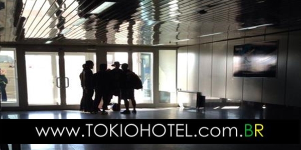 Novas fotos: Tokio Hotel no aeroporto de Irkustk, Rússia (09.10.15)