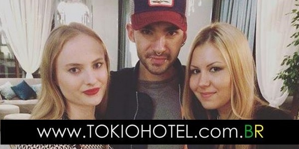 Nova foto: Bill Kaulitz com fãs no hotel Marriott em Novosibirsk, Rússia (13.10.15)