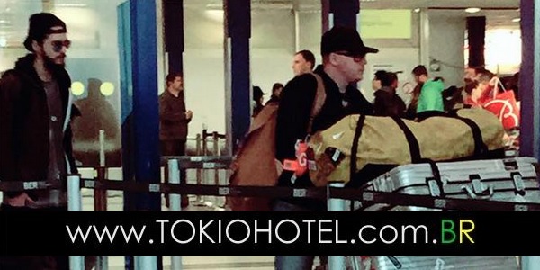 Novas fotos: Tokio Hotel no aeroporto de Berlim, Alemanha (08.10.15)