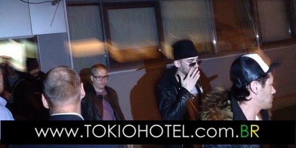 Novas fotos: Tokio Hotel saindo do hotel em Krasnoyarsk, Rússia (11.10.15)