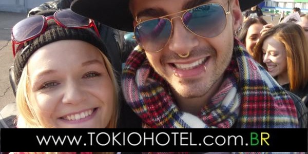 Novas fotos: Tokio Hotel desembarca no aeroporto de Krasnoyarsk, Rússia (11.10.15)