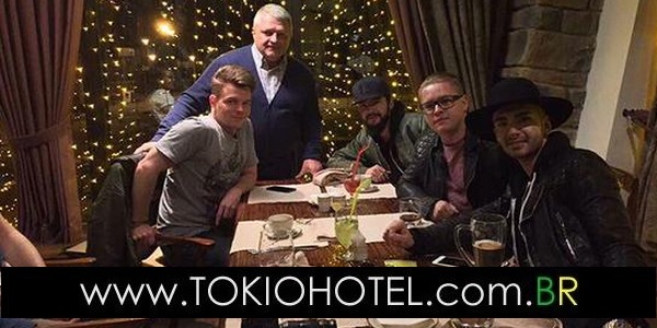 Novas fotos: Tokio Hotel no restaurante Hozyain Taigi em Krasnoyarsk, Rússia (11.10.15)