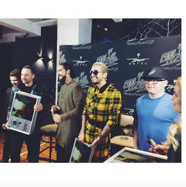 Instagram Bill Kaulitz: Obrigado por fazerem disto um disco de ouro (30.10.15)