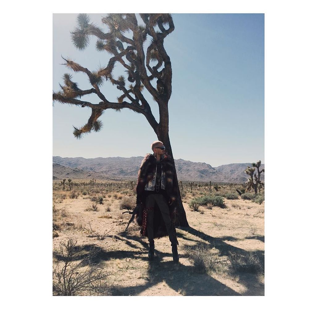 Instagram Bill Kaulitz: Gravando no calor do deserto (19.10.16)