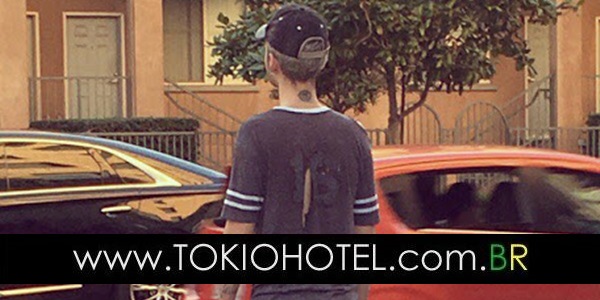 Nova foto: Bill Kaulitz passeando com os cachorros em LA (??.11.16)