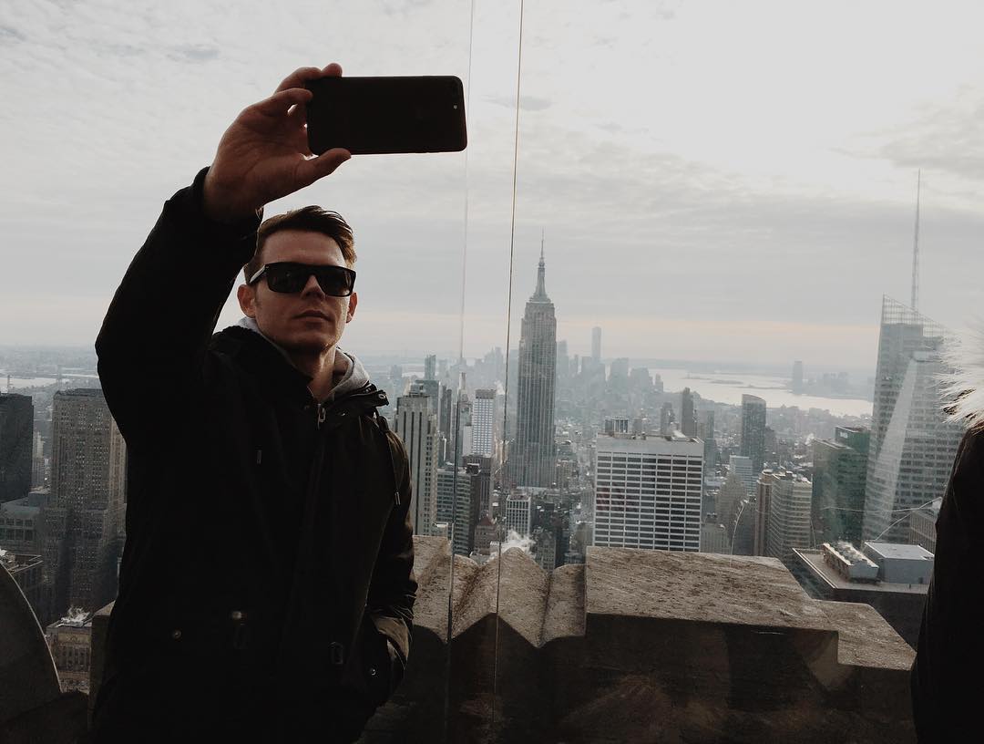 Instagram Georg Listing: Flagrado no modo selfie (18.12.16)