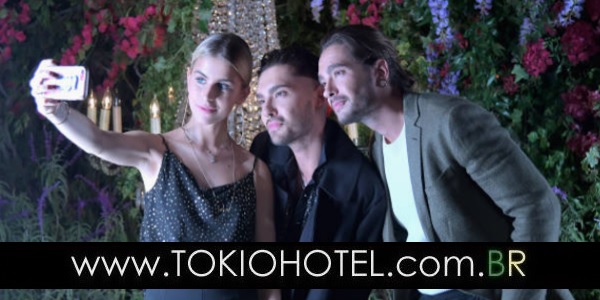 Novas fotos: Bill e Tom Kaulitz com Carol Daur no desfile de moda ERDEM x HM (18.10.17)
